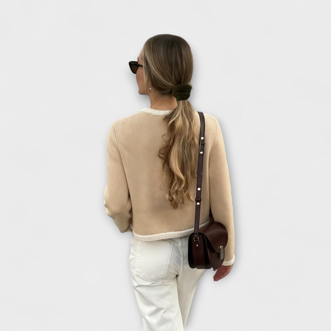 Klasični pulover z okrasnimi žepi