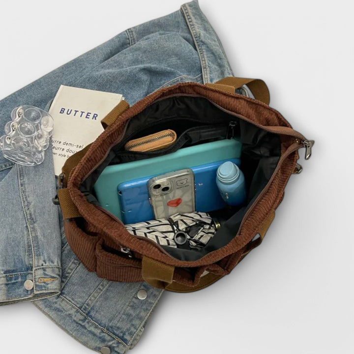 Cécile. - Torba čez ramo