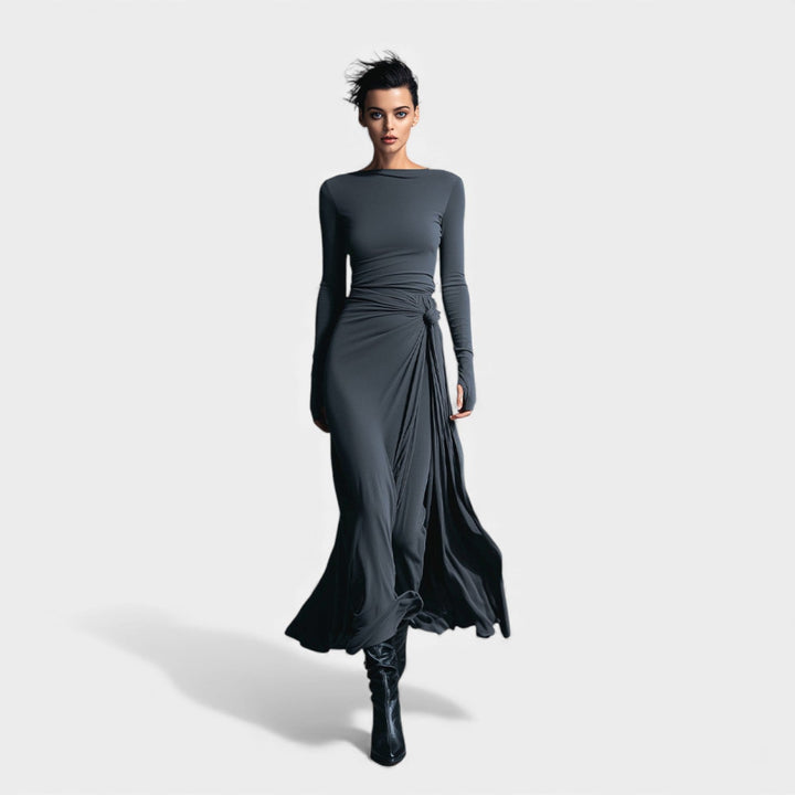 Anna – Elegantna obleka s stranskim vozlom in subtilnim sijajem