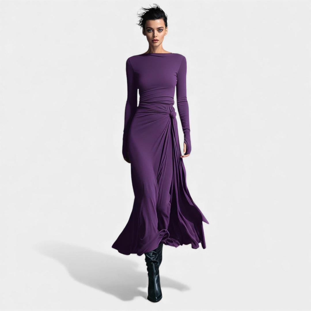 Anna – Elegantna obleka s stranskim vozlom in subtilnim sijajem