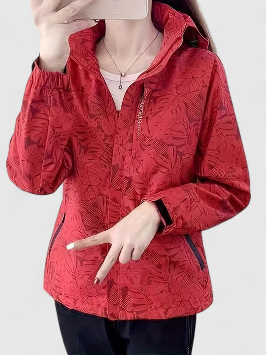 Tjaša – Elegantna vetrovka z botaničnim vzorcem