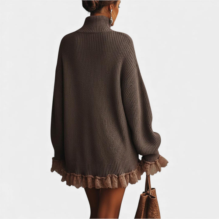 Mila – Oversize pletena obleka z romantičnimi volančki