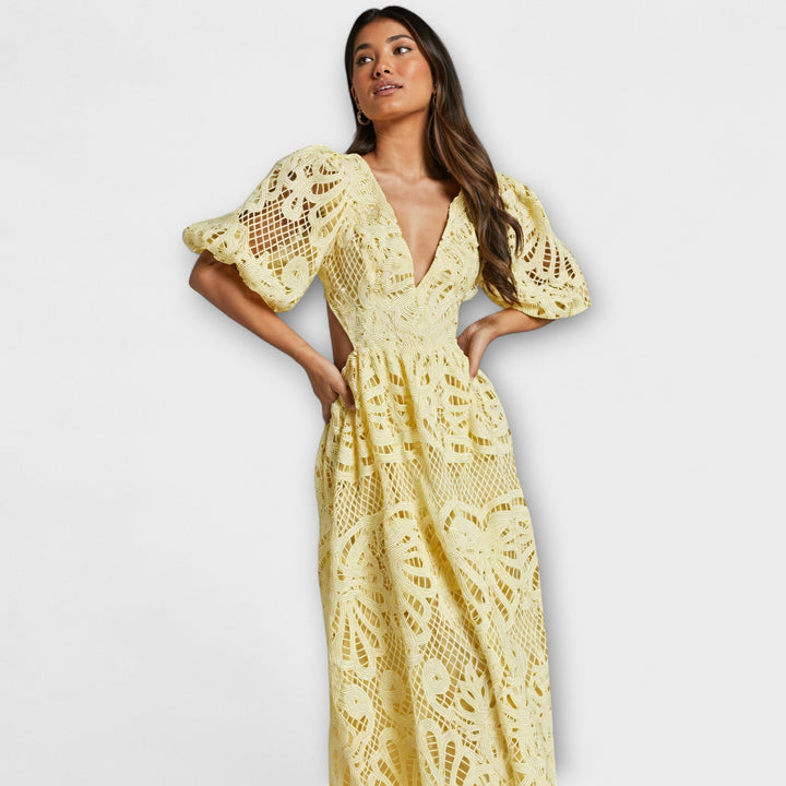 Elegantne obleke z nežnimi detajli