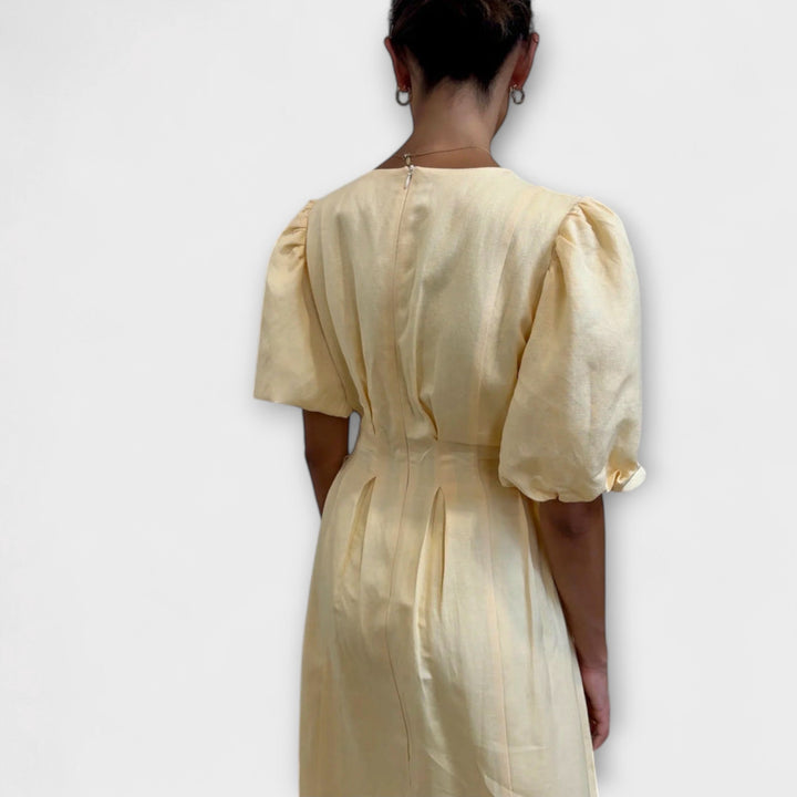 Josephine - Maxi obleka v masleni rumeni barvi z zračnim dizajnom