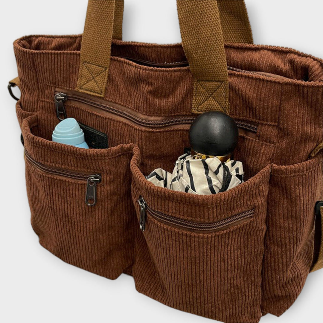 Cécile. - Torba čez ramo