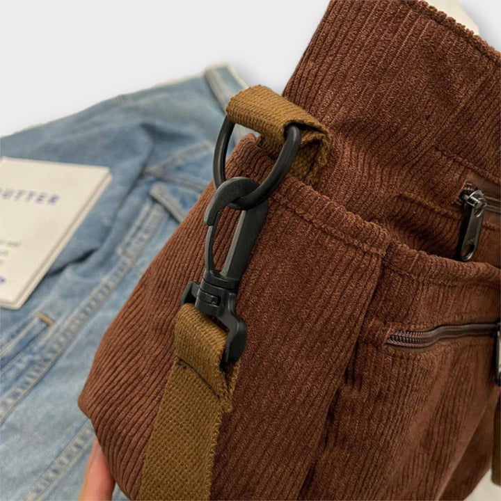 Cécile. - Torba čez ramo