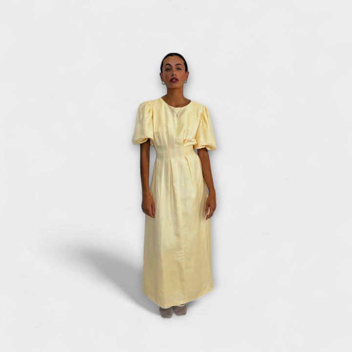 Josephine - Maxi obleka v masleni rumeni barvi z zračnim dizajnom