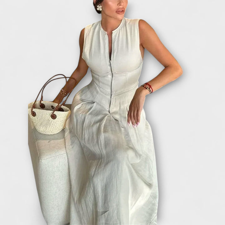 Kratka obleka brez rokavov s plisiranjem in tesnim krojem midi