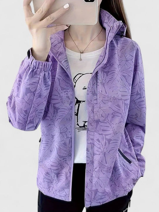 Tjaša – Elegantna vetrovka z botaničnim vzorcem