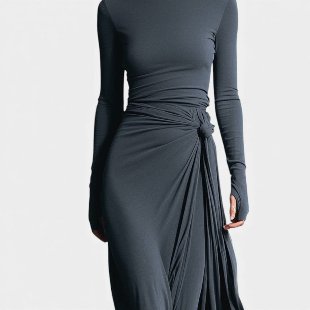 Anna – Elegantna obleka s stranskim vozlom in subtilnim sijajem