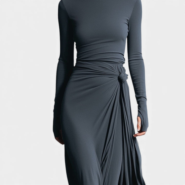 Anna – Elegantna obleka s stranskim vozlom in subtilnim sijajem
