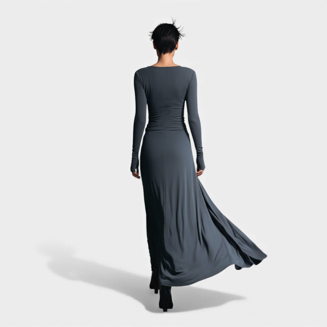 Anna – Elegantna obleka s stranskim vozlom in subtilnim sijajem