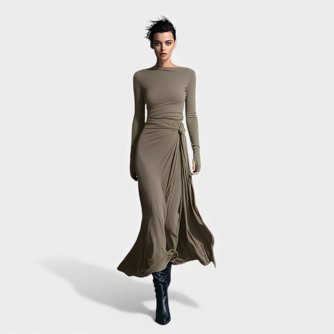 Anna – Elegantna obleka s stranskim vozlom in subtilnim sijajem