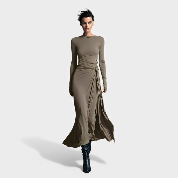 Anna – Elegantna obleka s stranskim vozlom in subtilnim sijajem